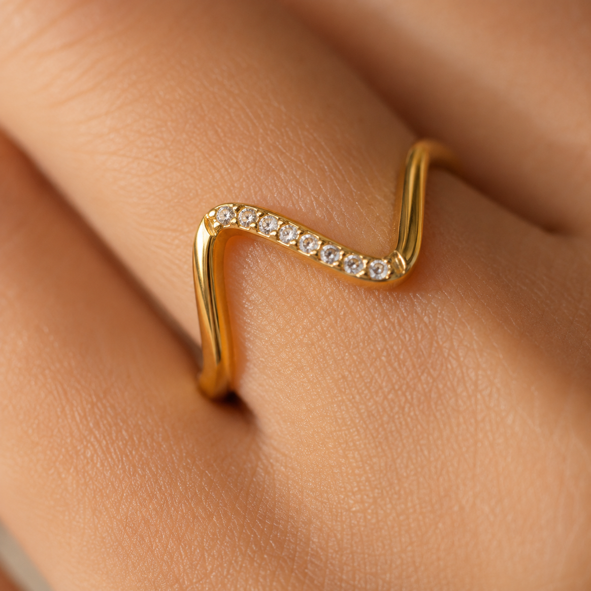 Elara V-Line adjustable gold ring close-up