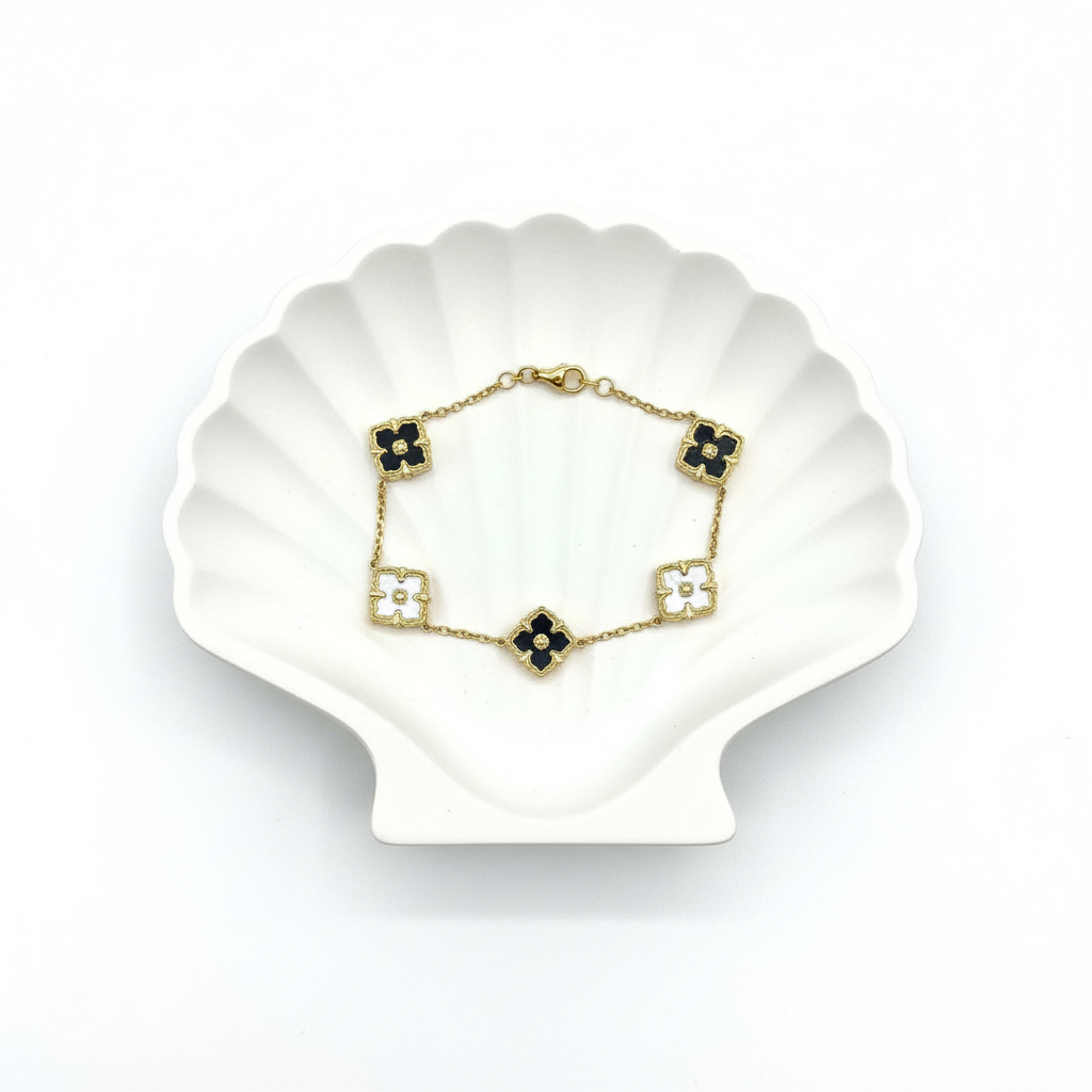 Flat lay with clovers spaced closer, minimal chain