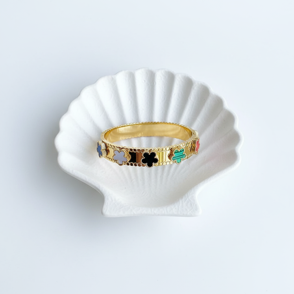 Kids flower bracelet in white shell tray