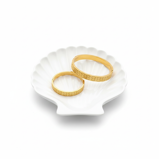 Oval Bracelets in Shell Tray